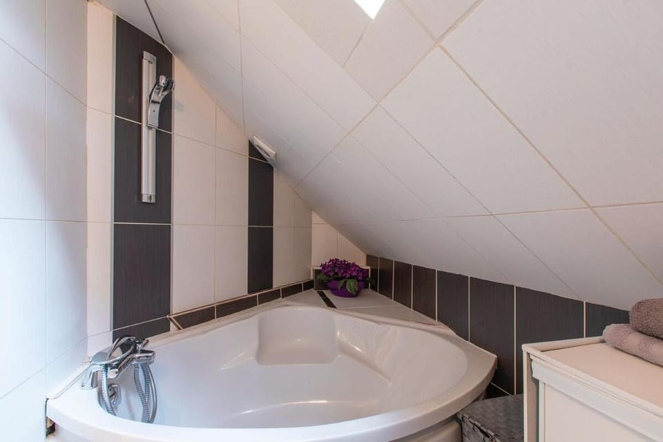Bathroom, Bath, towels