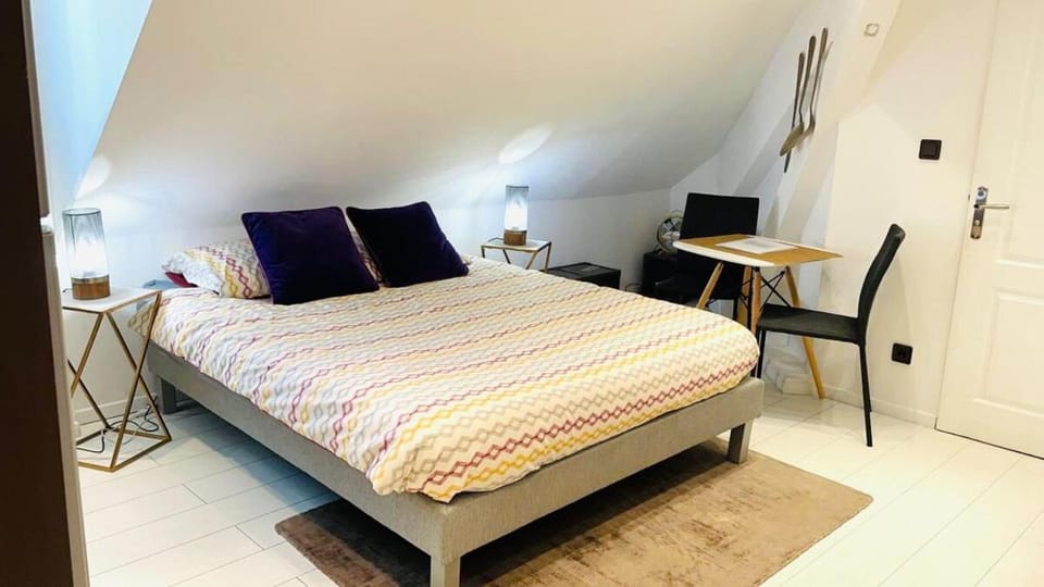 Bed, Photo of the whole room