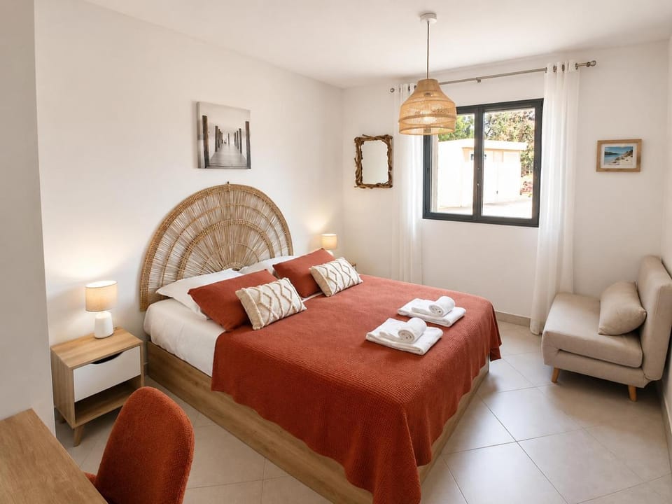 Photo of the whole room, Bedroom