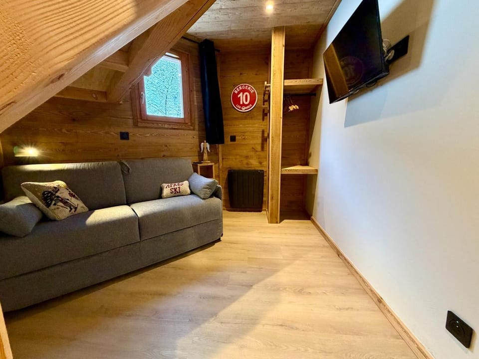 Bed, Photo of the whole room, Bedroom, bunk bed