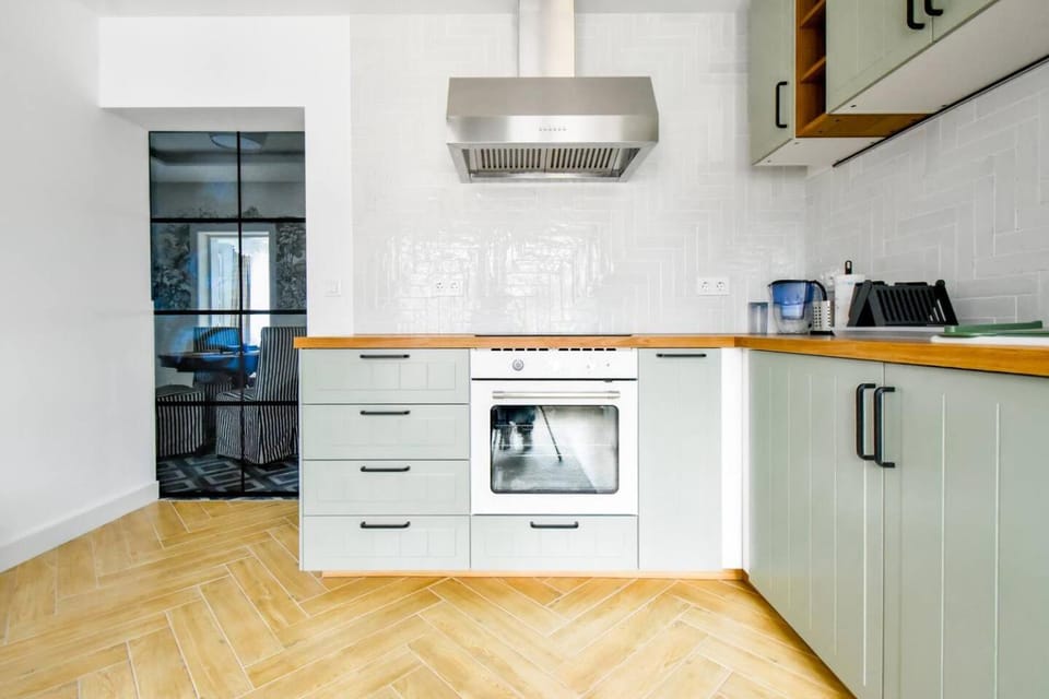 Coffee/tea facilities, Kitchen or kitchenette, oven, kitchen