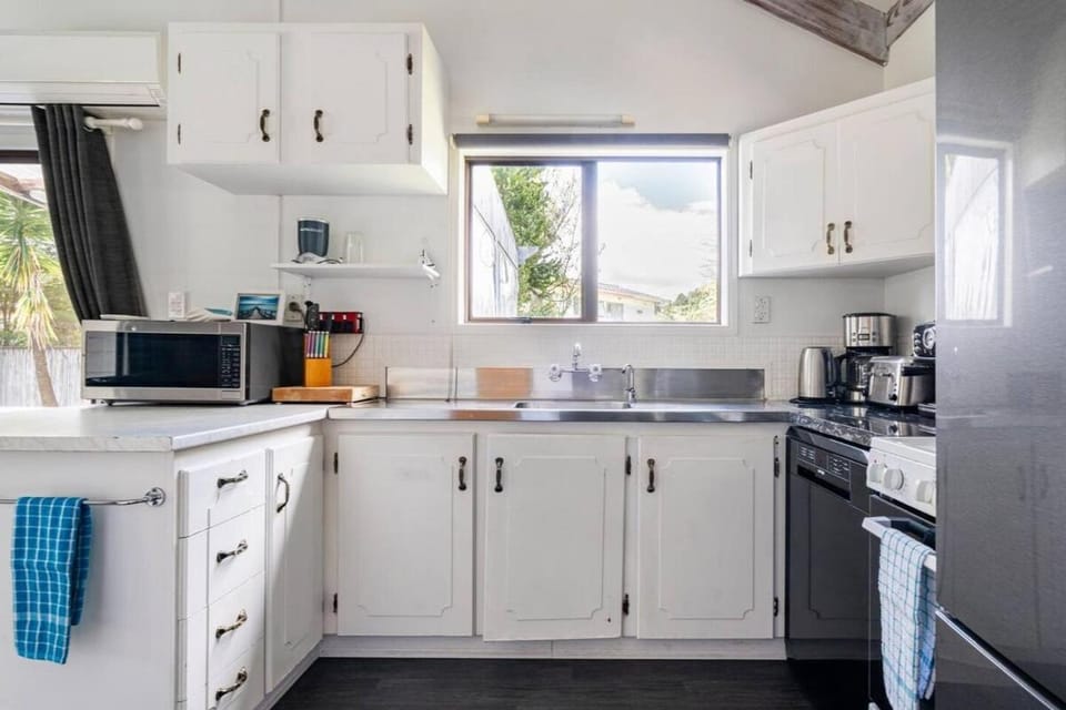 Coffee/tea facilities, Kitchen or kitchenette, dishwasher, microwave, oven, stove, toaster