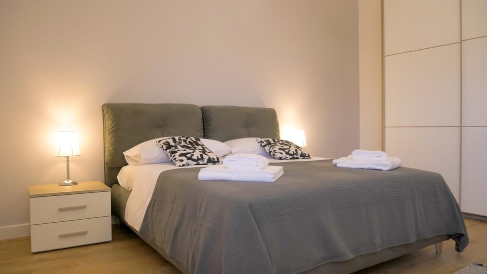 Bedroom, towels