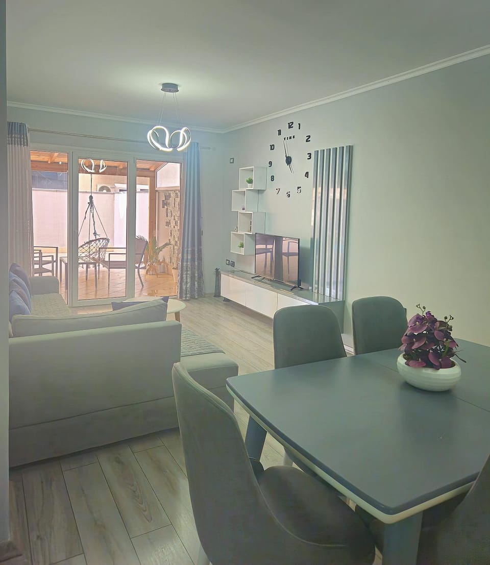 Patio, TV and multimedia, Living room, Dining area