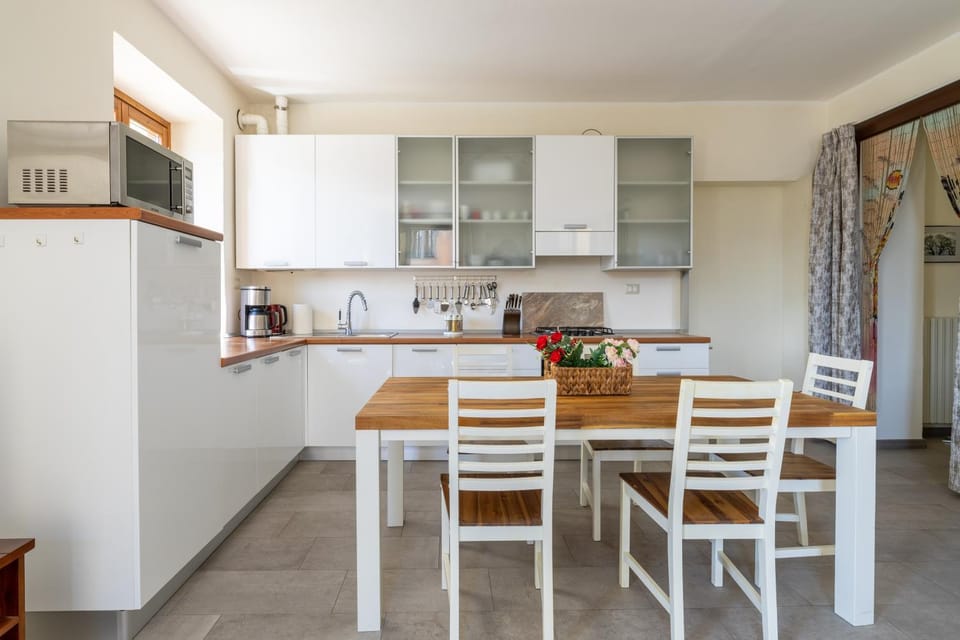 Kitchen or kitchenette, Dining area, oven, stove