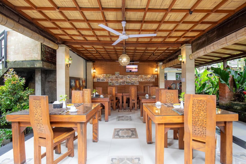Restaurant/places to eat, Seating area, Dining area