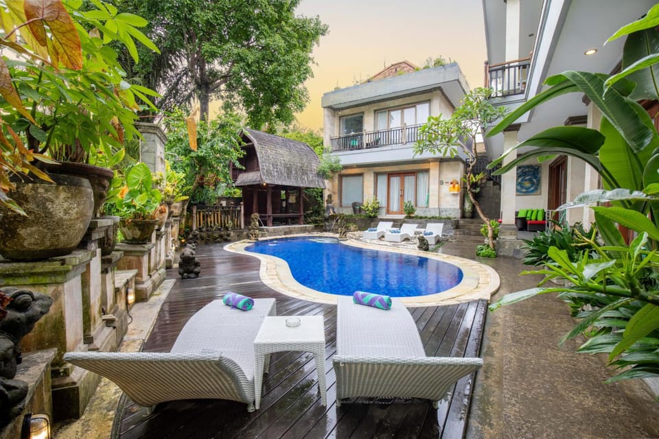 Property building, Garden, Garden view, Pool view, Swimming pool, sunbed
