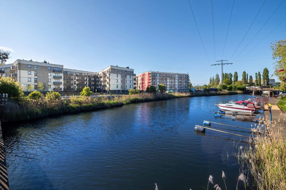 Nearby landmark, Off site, Day