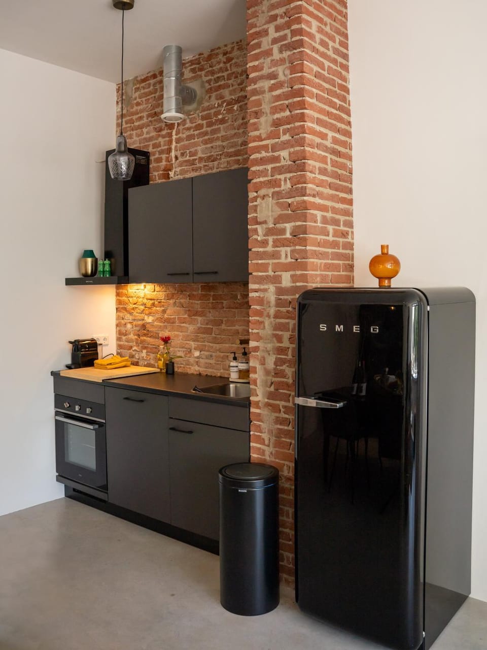 Coffee/tea facilities, Kitchen or kitchenette, oven, stove