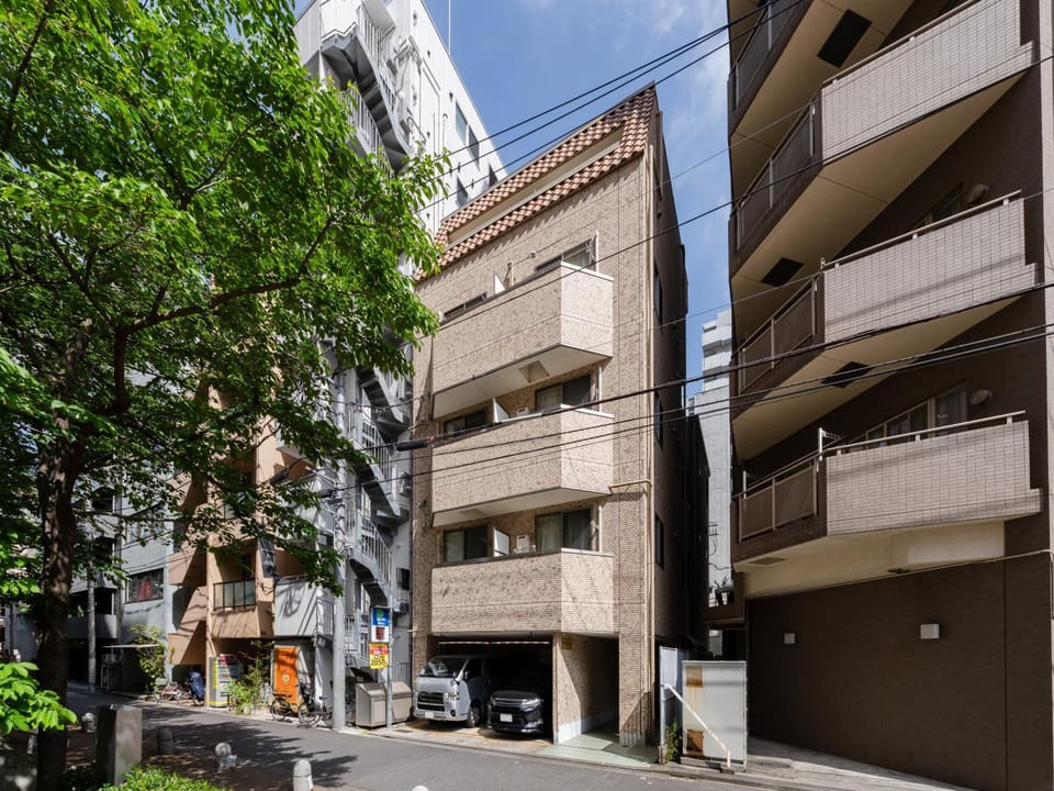 Property building, Day, Neighbourhood, City view, Street view, Location, Parking