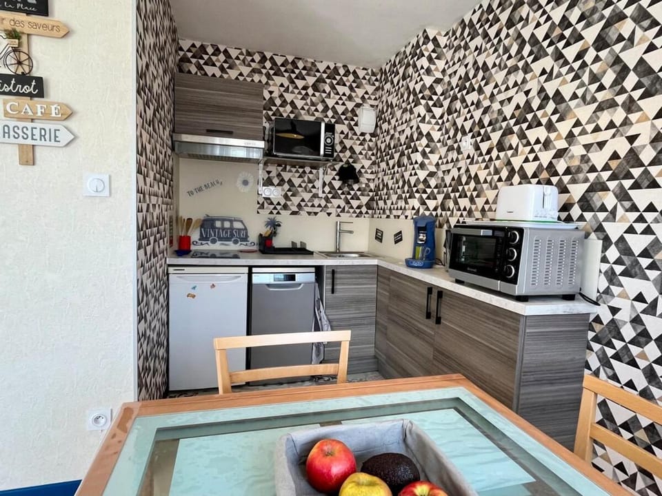 Kitchen or kitchenette, dishwasher, oven, stove