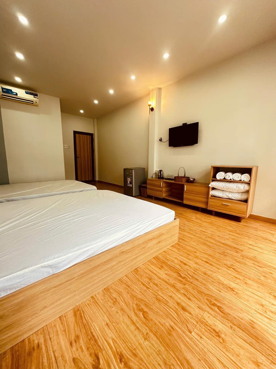 Photo of the whole room, Bedroom