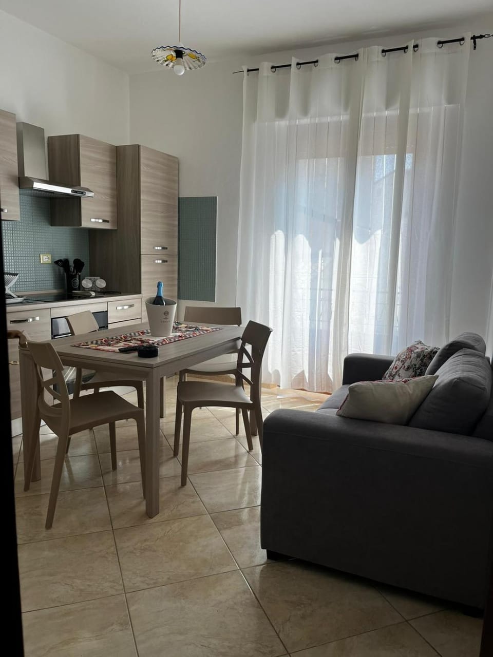 Kitchen or kitchenette, Dining area