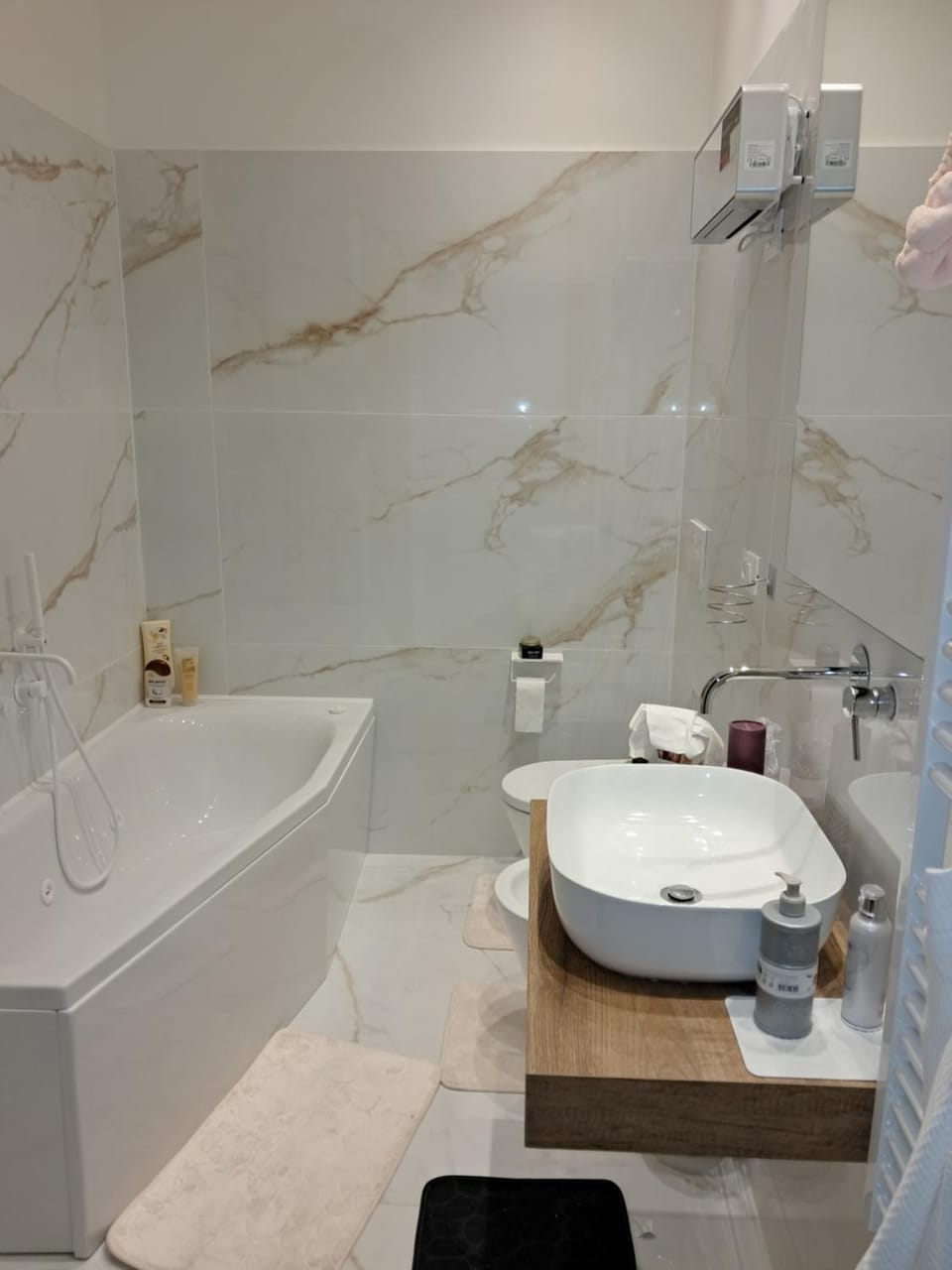Hot Tub, Bathroom