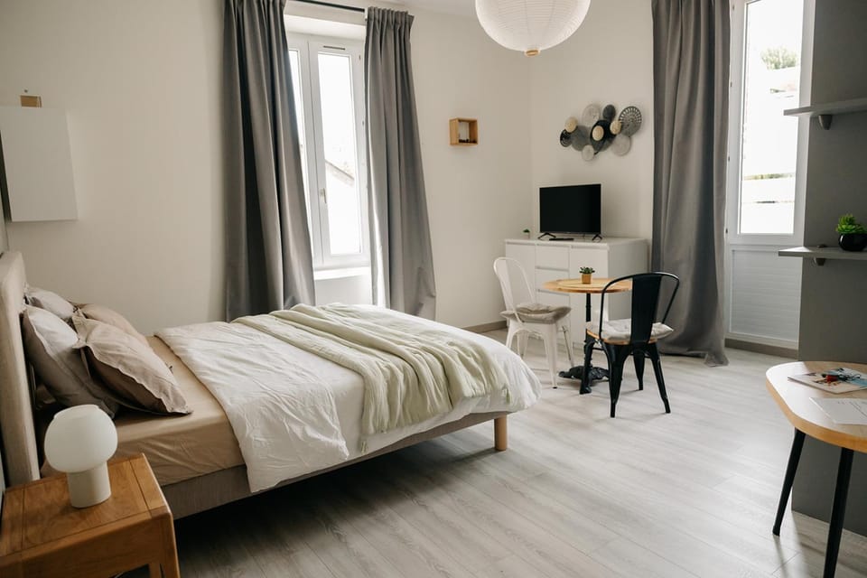 Bed, Living room, Photo of the whole room, Bedroom