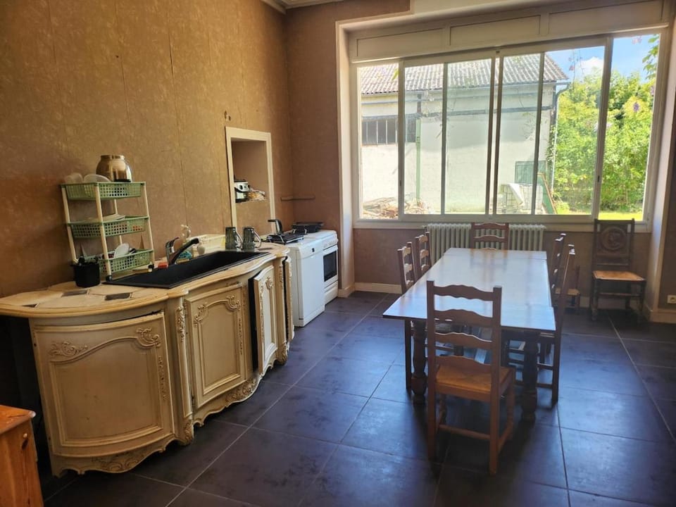 Kitchen or kitchenette, Dining area, oven
