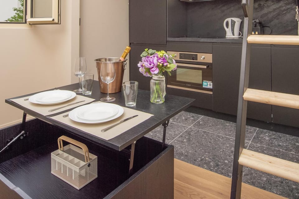 Kitchen or kitchenette, Dining area