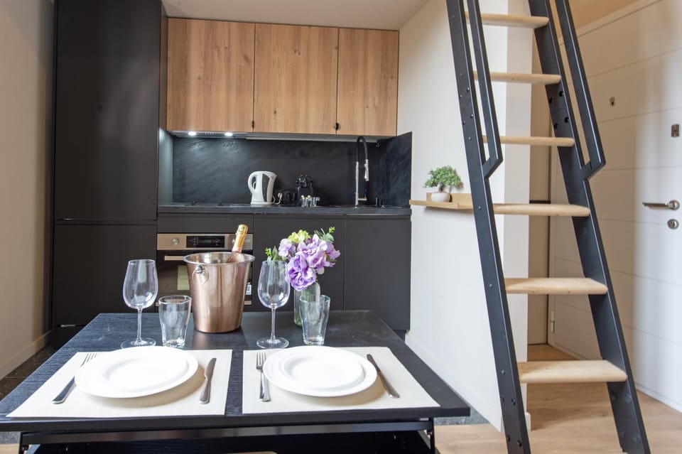 Coffee/tea facilities, Kitchen or kitchenette, Dining area, oven, stove