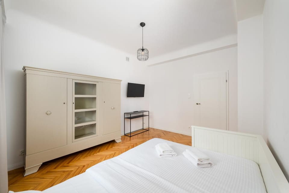 Bed, TV and multimedia, Photo of the whole room, Bedroom, towels, wardrobe