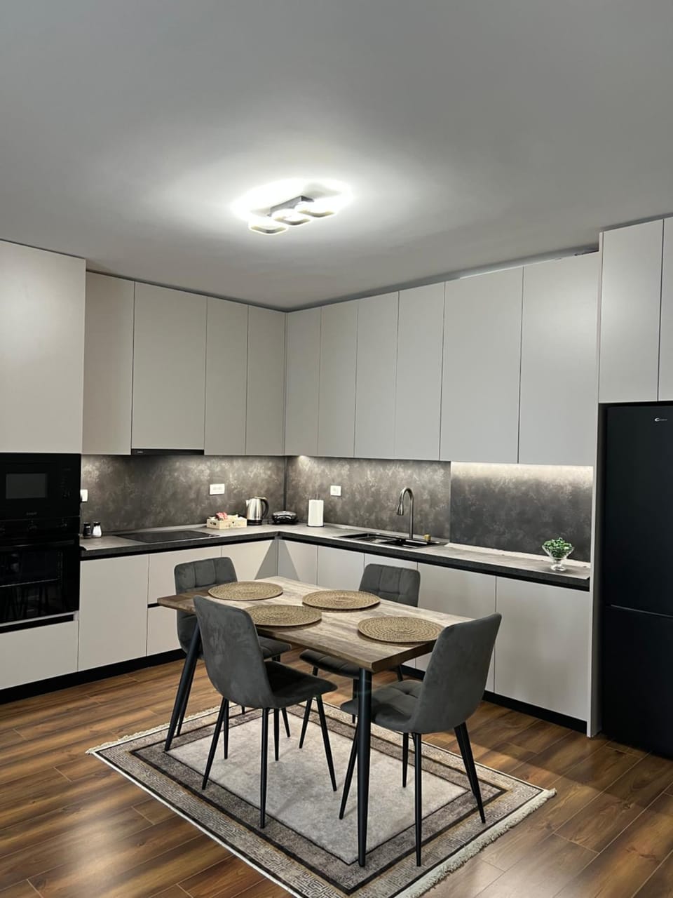 Kitchen or kitchenette, Dining area, oven, stove