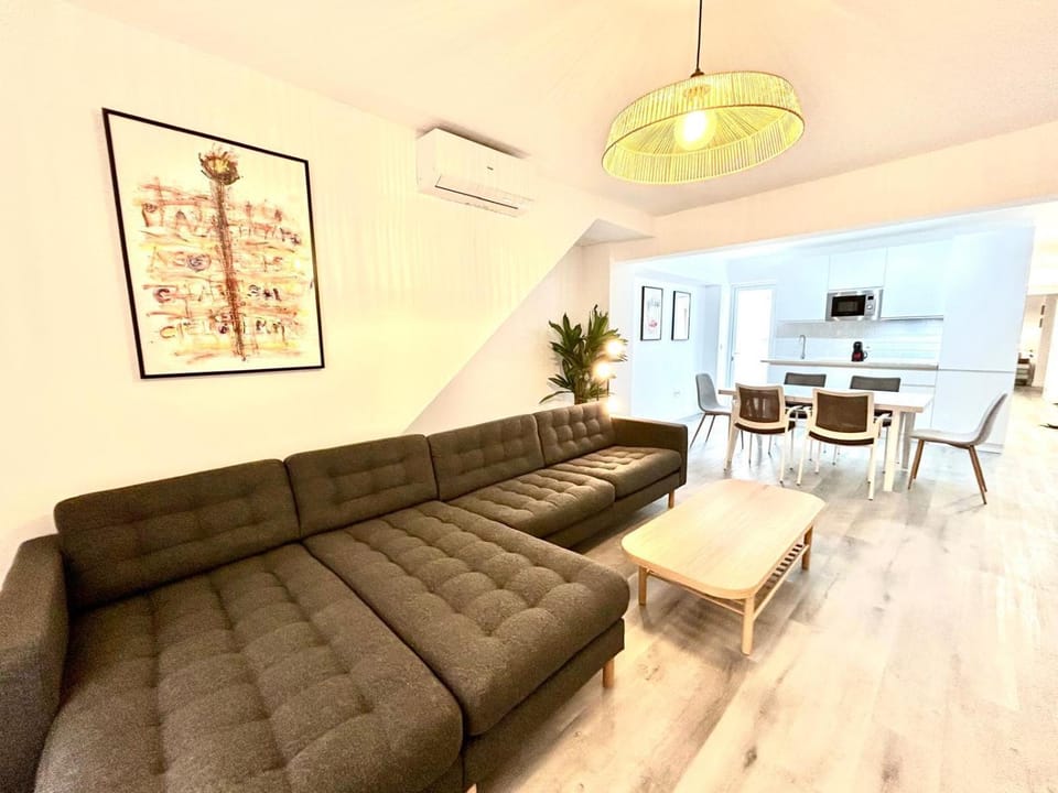 TV and multimedia, Living room, Seating area, Dining area, internet, internet, air conditioner