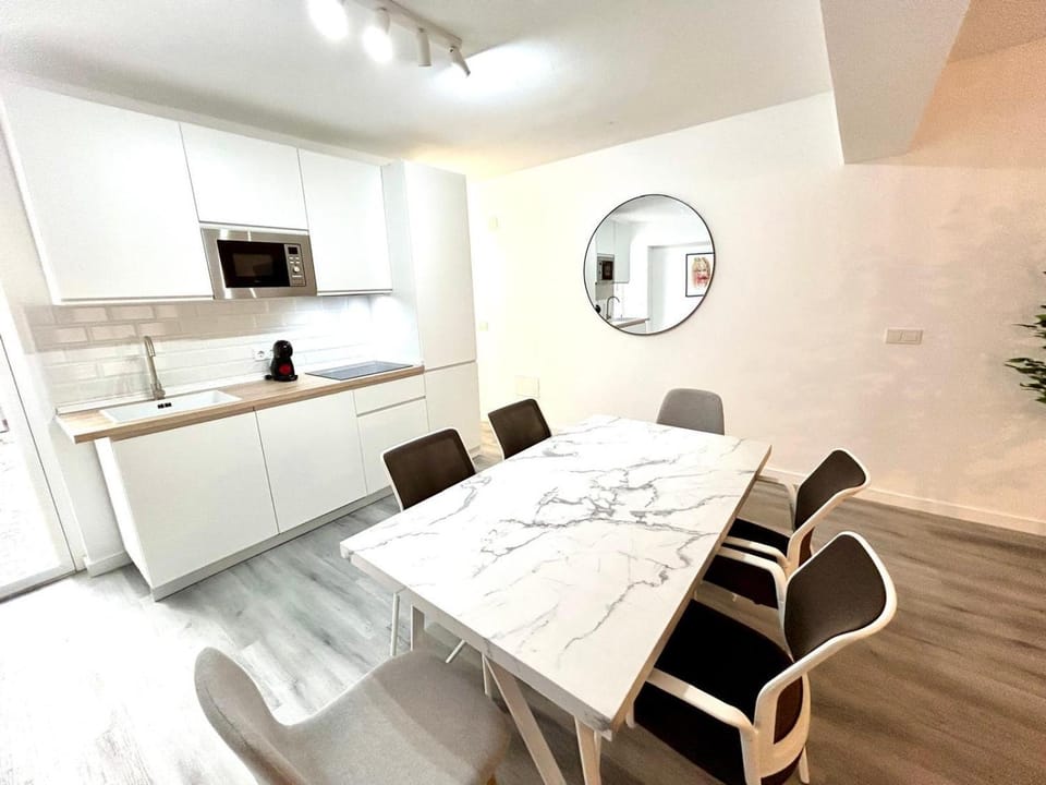 Kitchen or kitchenette, Living room, Seating area, Dining area, internet, internet, stove, air conditioner, air conditioner