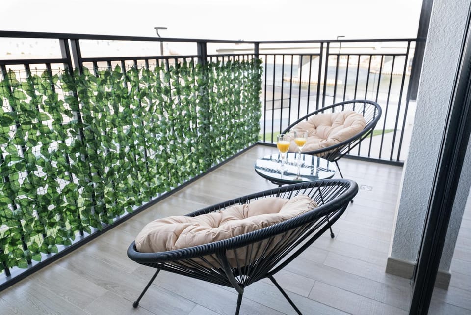 1BDR Luxury Stay with Pool & Gym - Waters Edge, YAS ISLAND Apartment in Abu Dhabi