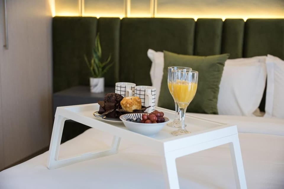 1BDR Luxury Stay with Pool and Gym in Waters Edge Yas Island Apartment in Abu Dhabi