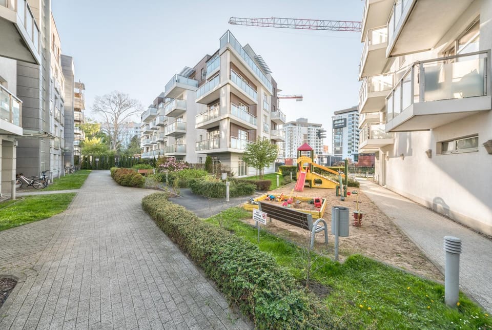 Property building, Patio, Location