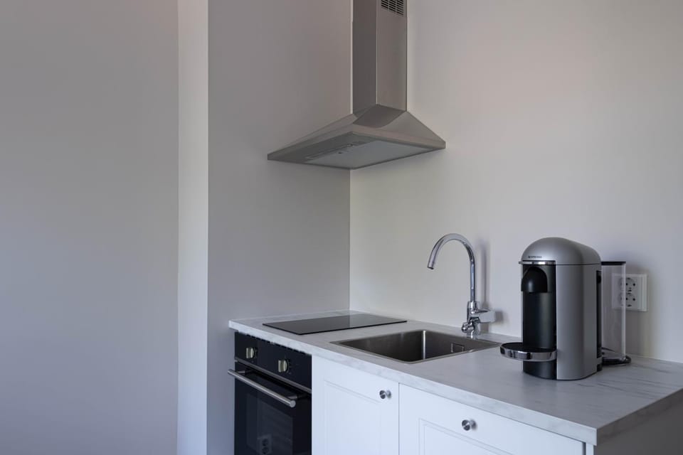 Coffee/tea facilities, Kitchen or kitchenette, stove