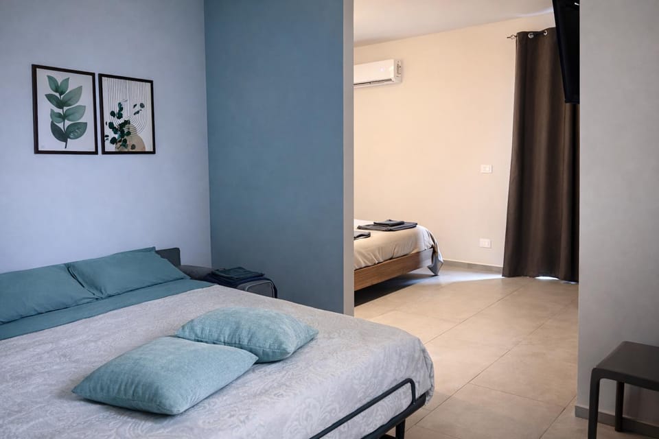 Bed, Living room, Photo of the whole room, Seating area, Bedroom