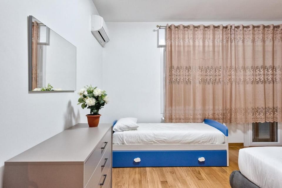 Bed, Photo of the whole room, Bedroom, towels, air conditioner