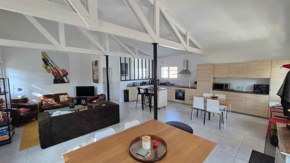TV and multimedia, Living room, Seating area, Dining area, stove