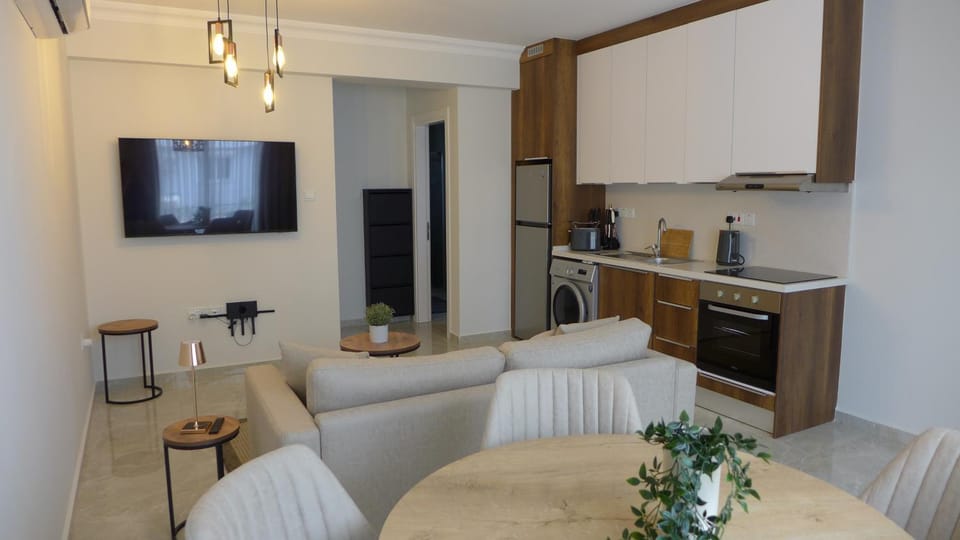 TV and multimedia, Coffee/tea facilities, Kitchen or kitchenette, Living room, Seating area, Dining area, stove