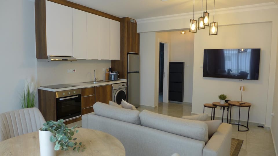 TV and multimedia, Kitchen or kitchenette, Living room, Seating area, Dining area