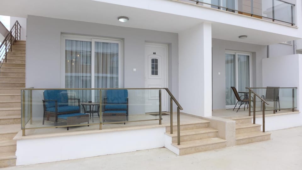 Property building, Balcony/Terrace, Seating area