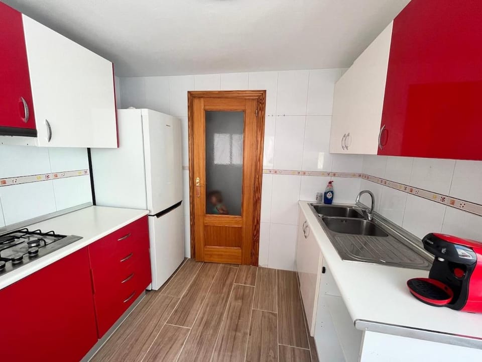 Coffee/tea facilities, Kitchen or kitchenette, stove