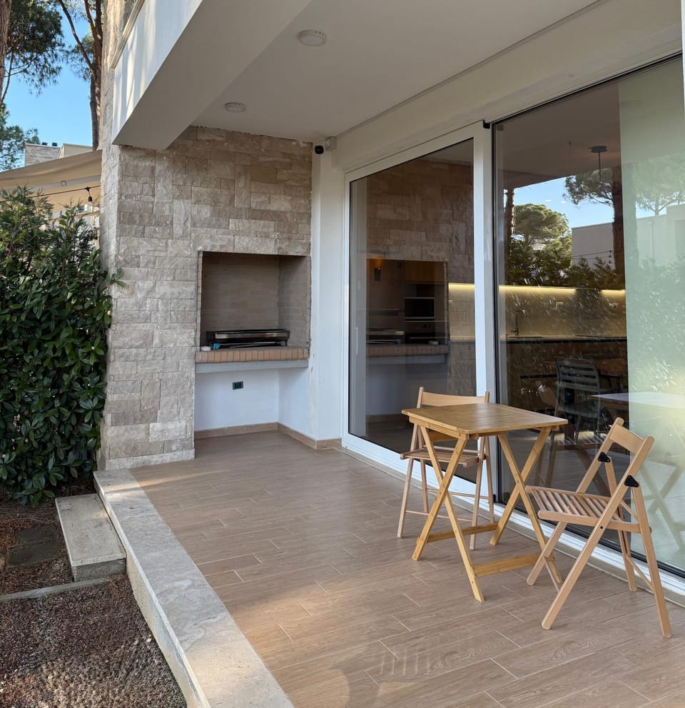 Patio, Restaurant/places to eat, Restaurant/places to eat, Day, Night, Winter, Summer, Garden, View (from property/room), Balcony/Terrace, Dining area, Beach, Beach, Autumn, Garden view, Parking, fireplace, internet, internet, internet, pet friendly, VIP