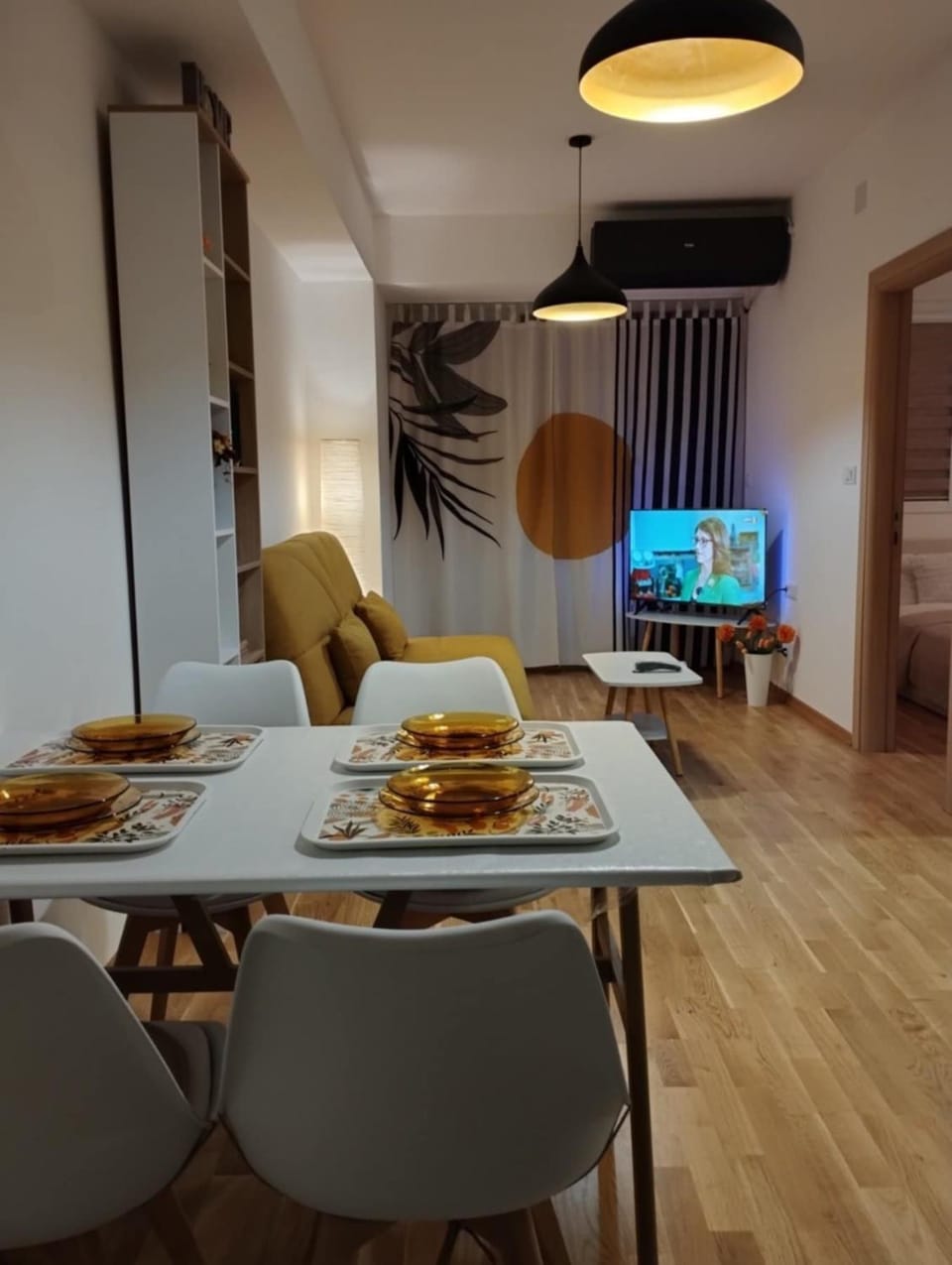 TV and multimedia, Seating area, Dining area