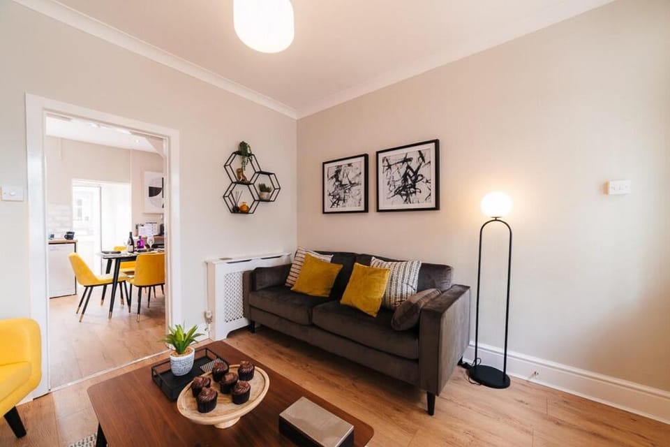 Stylish & Well Equipped Modern Home HS2, NEC, Heartlands Apartment in Solihull