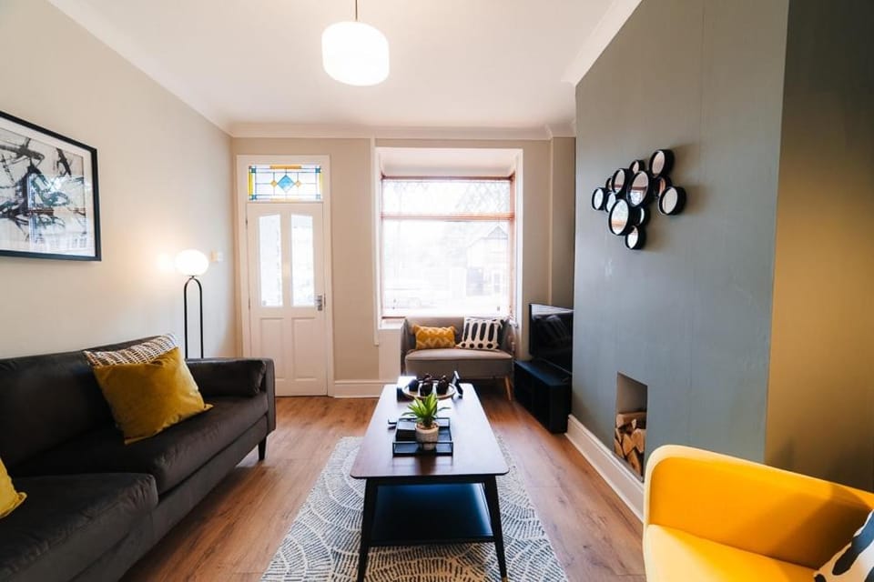 Stylish & Well Equipped Modern Home HS2, NEC, Heartlands Apartment in Solihull