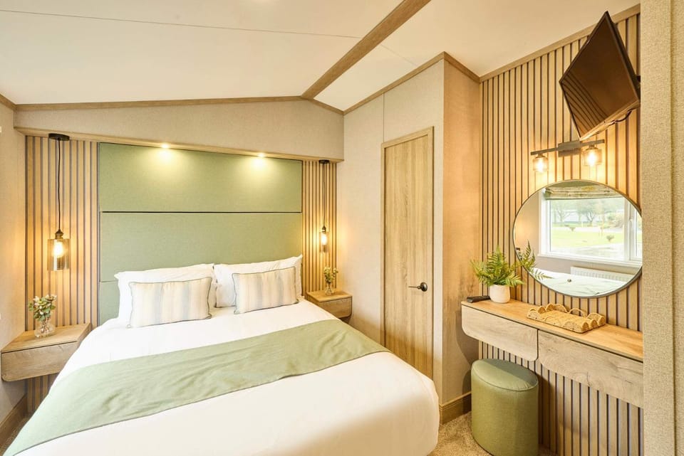 Bed, TV and multimedia, Bedroom