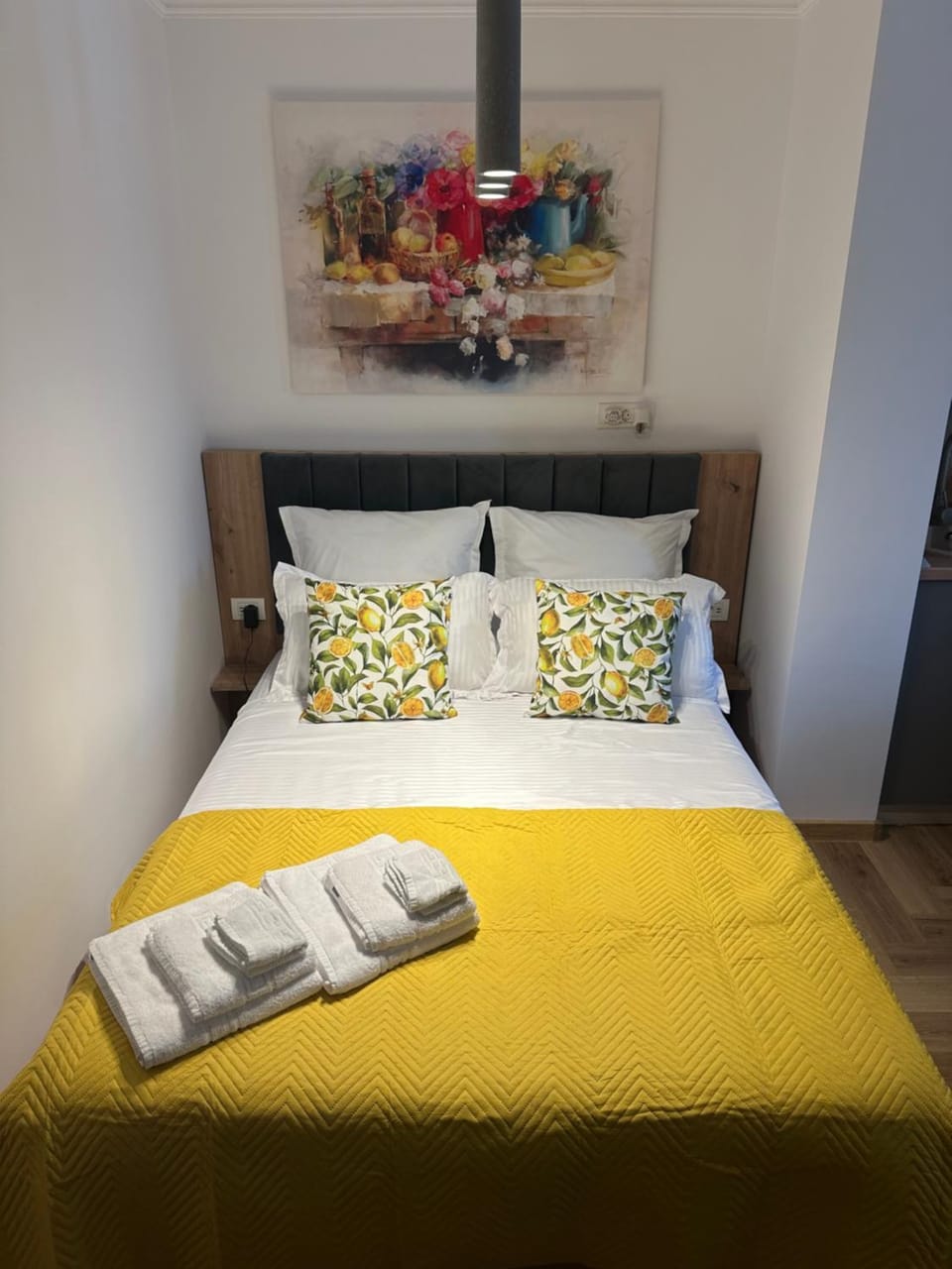 Bed, Bedroom, towels