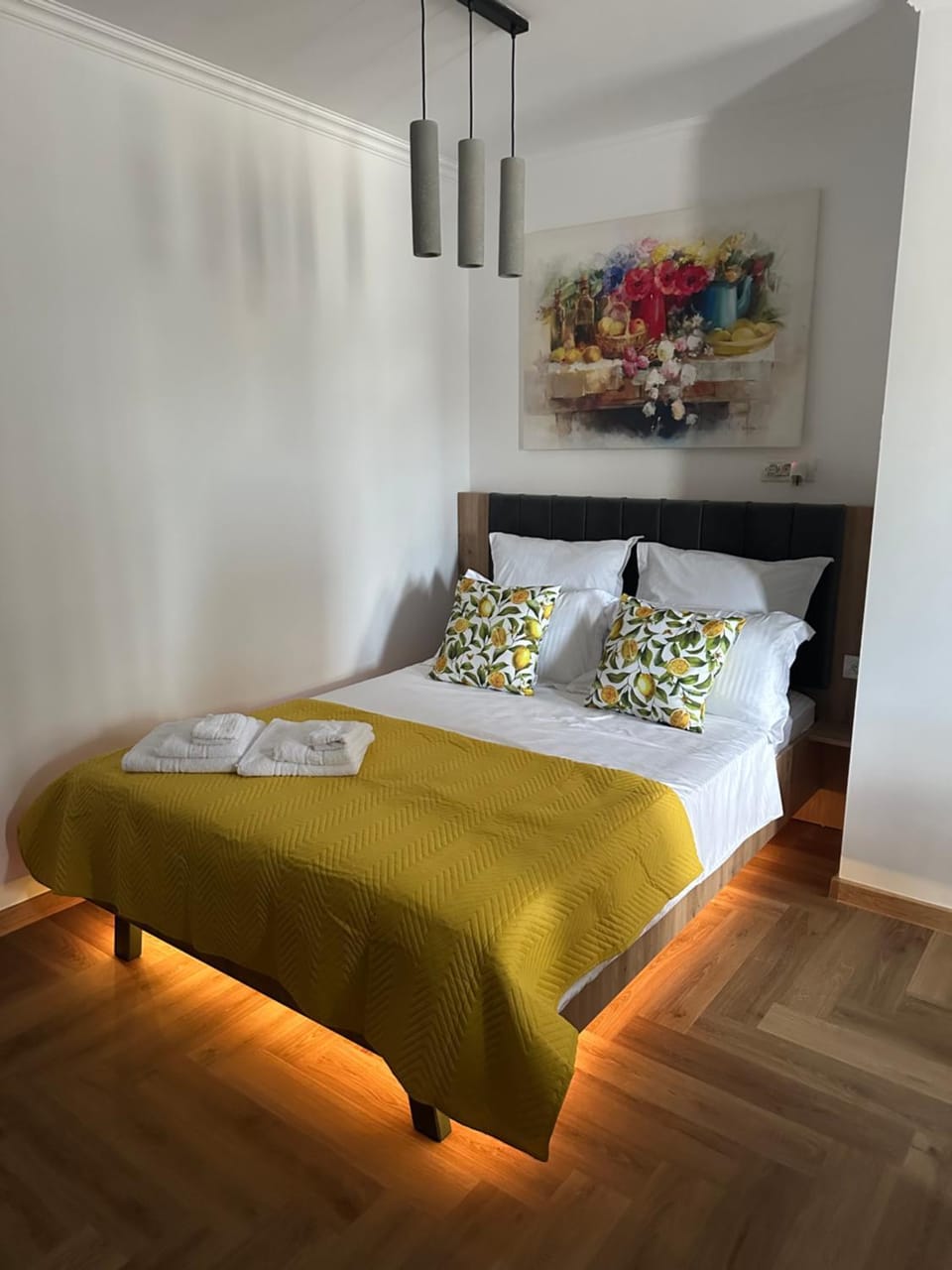 Bed, Bedroom, towels