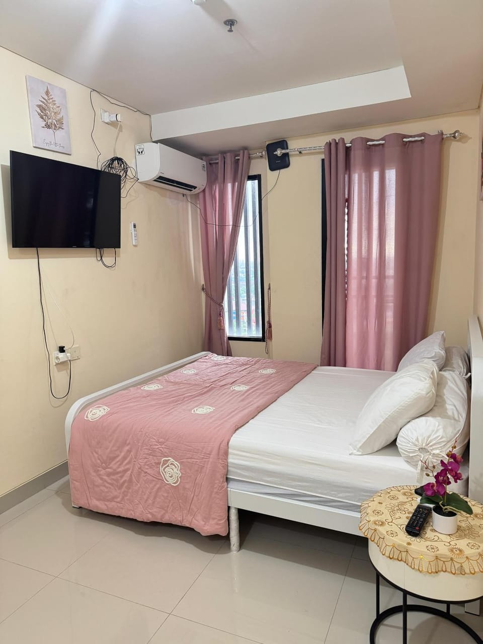 Bed, TV and multimedia, Bedroom