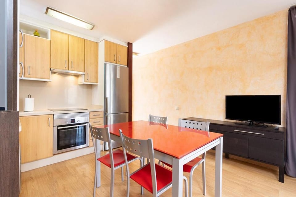 Kitchen or kitchenette, Dining area, oven