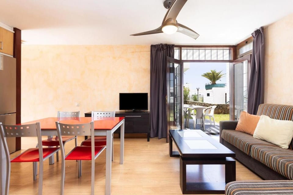 TV and multimedia, Living room, Seating area, Dining area