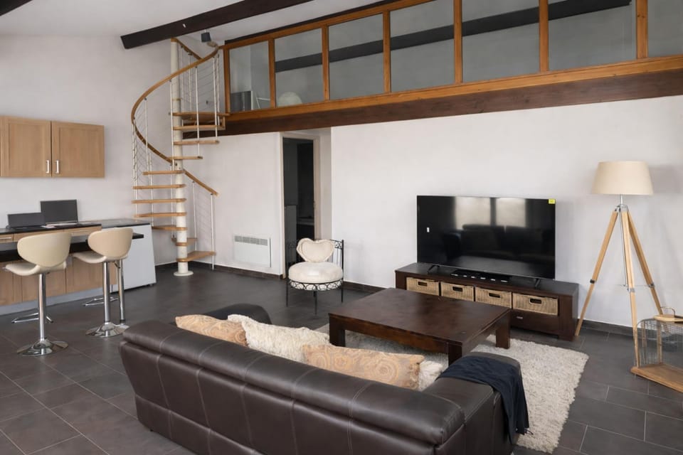 Communal lounge/ TV room, TV and multimedia, Living room, Lounge or bar, Seating area, Area and facilities, Meals, furniture, washing machine