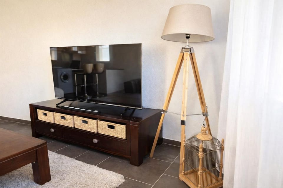Communal lounge/ TV room, TV and multimedia, Living room, Decorative detail, Seating area