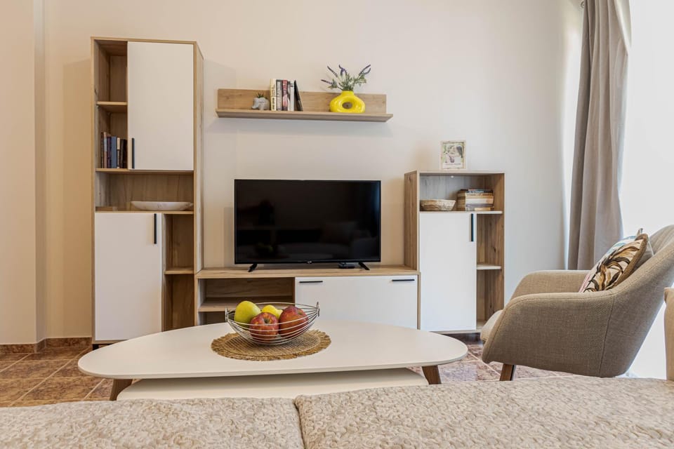 Property building, Library, TV and multimedia, Living room, Seating area, internet